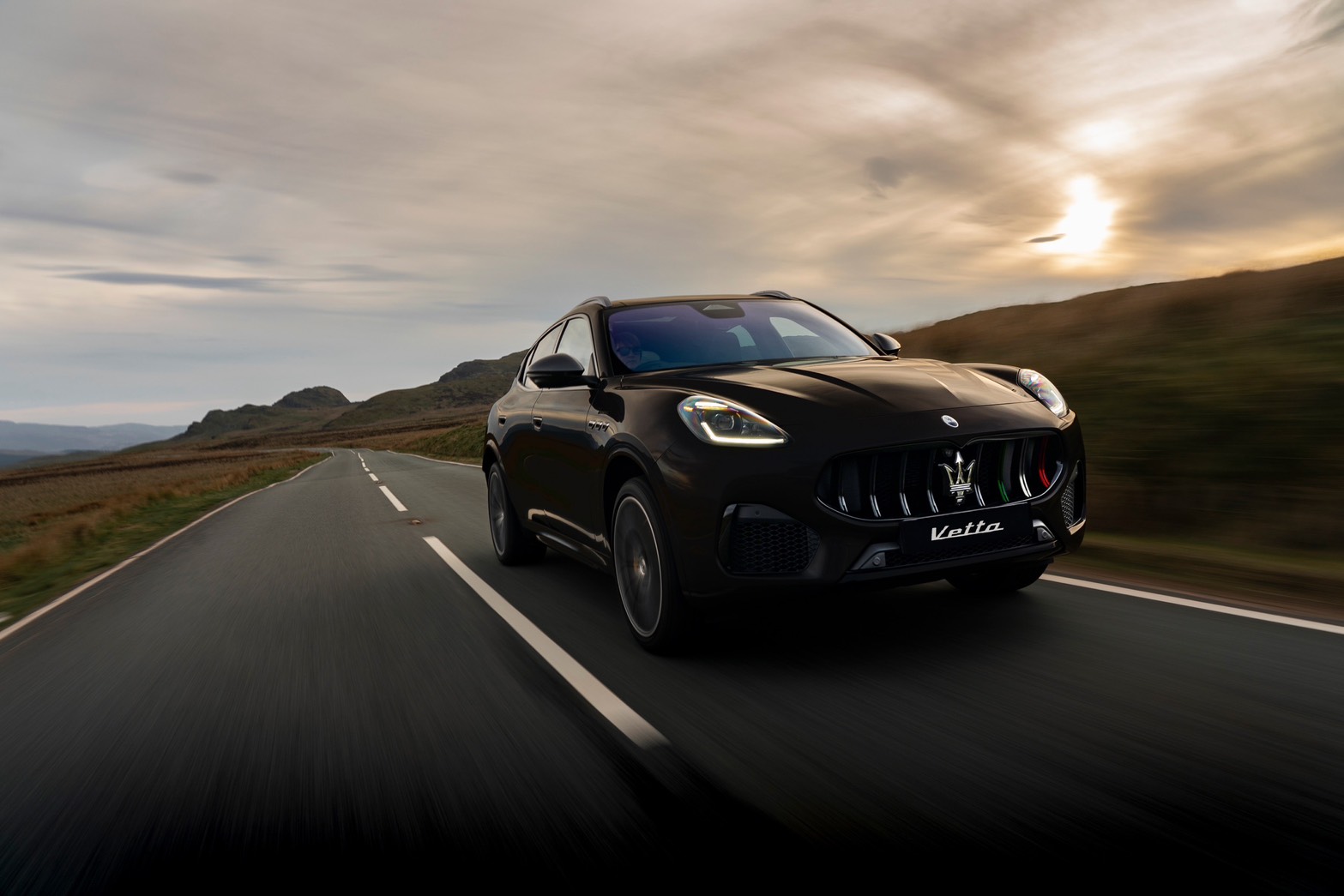 【新聞圖片 2 】Maserati 全新 Grecale Vetta 系列由總代理臺灣蒙地拿攜手原廠共同打造，以「峰頂」為靈感，將義式美學、賽道精神與豪華質感融入車款設計，自發表以來獲得市場熱烈迴響
